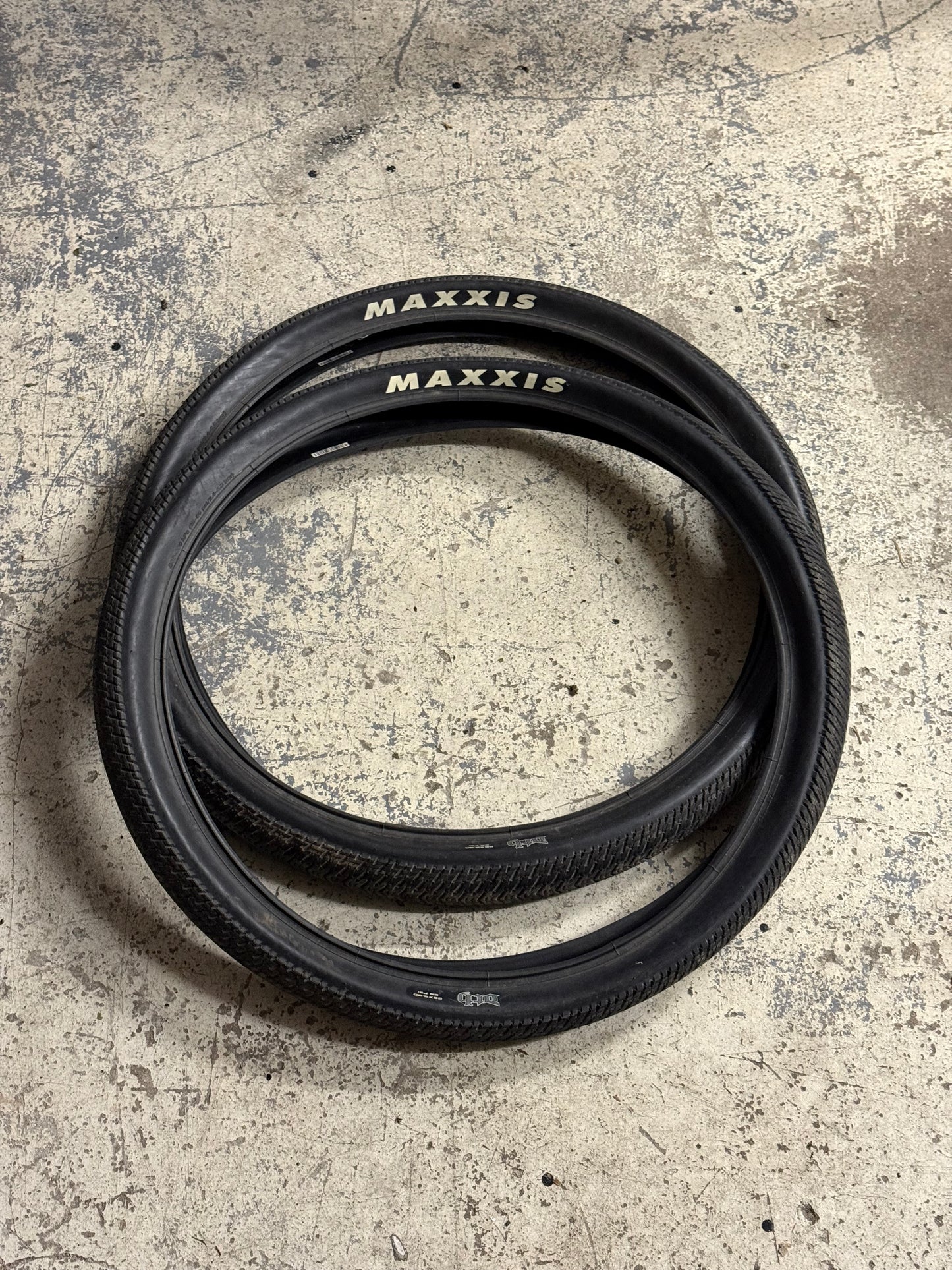 Maxxis DTH Tyres 2.3 Pair 26”