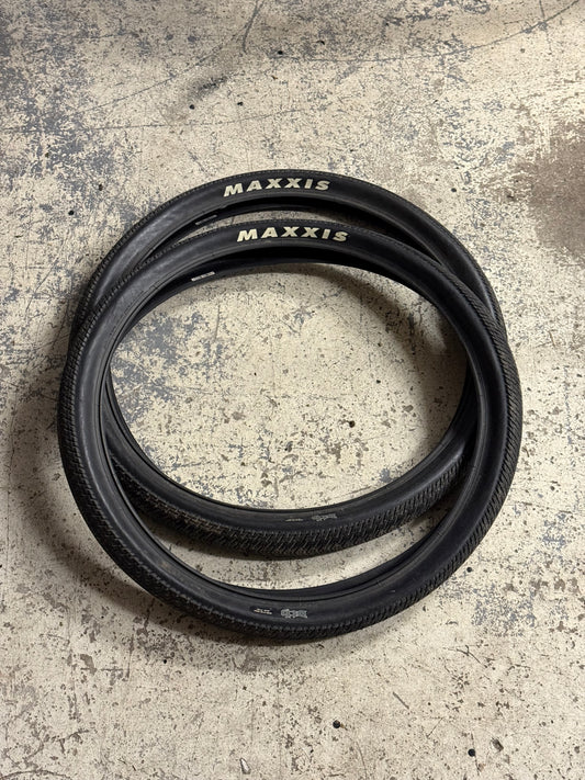 Maxxis DTH Tyres 2.3 Pair 26”