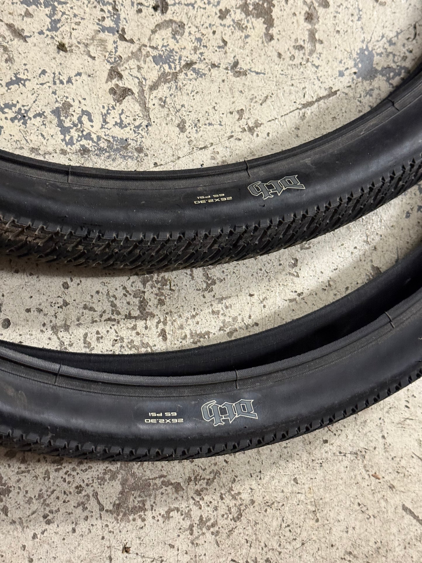 Maxxis DTH Tyres 2.3 Pair 26”